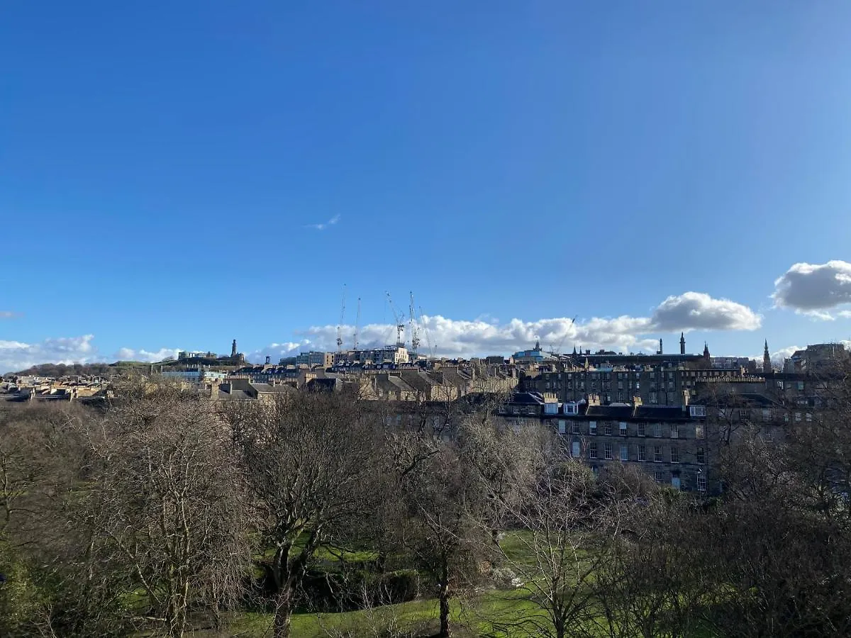 New Town Apartment With Castle View Edinburgh