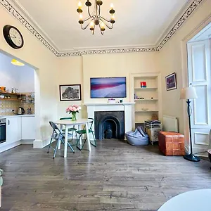 Open Plan 2 Bed Apt, Near Castle Edinburgh