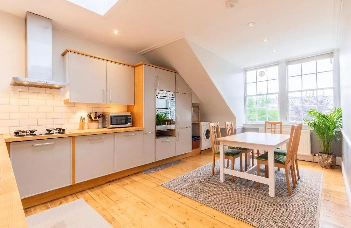 New Town Apartment With Castle View Edinburgh