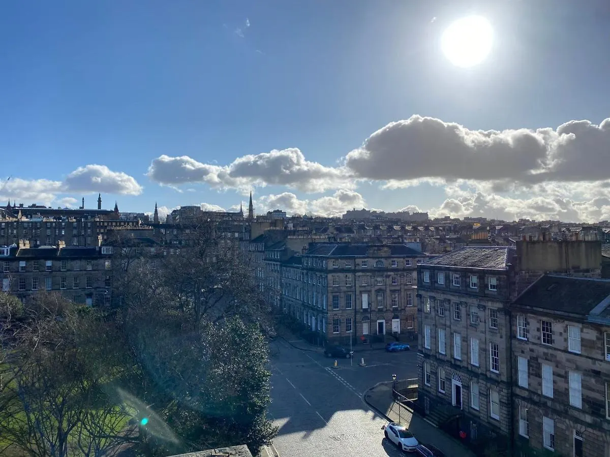 New Town Apartment With Castle View Edinburg
